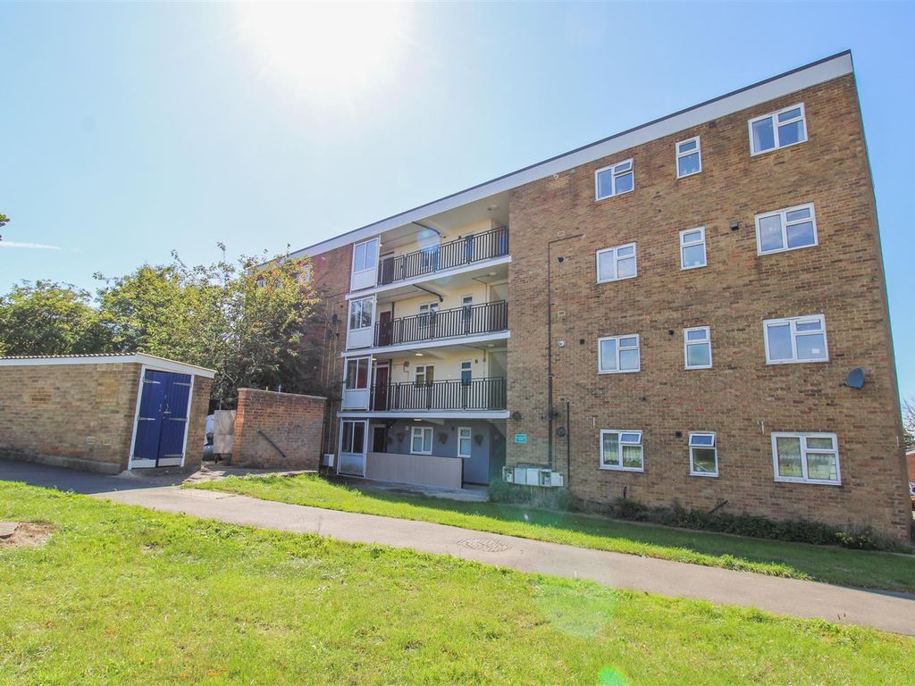1 bed flat for sale in Rundells, Harlow CM18, £179,995