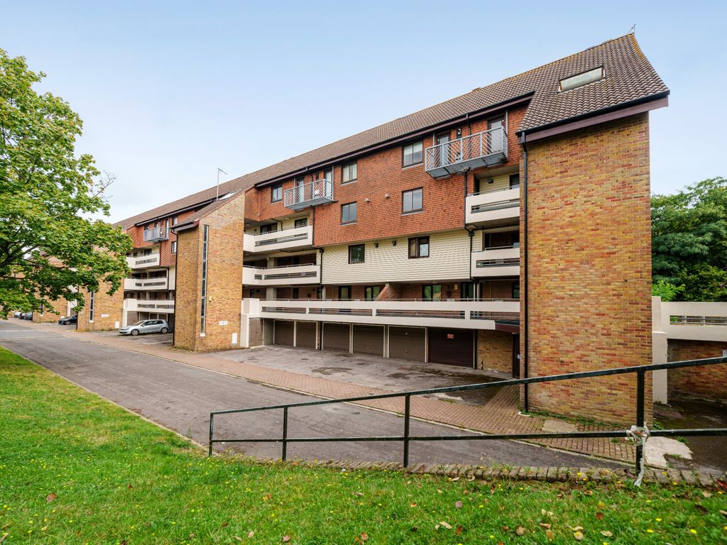 1 bed flat for sale in Kingsway Gardens, Andover SP10, £90,000