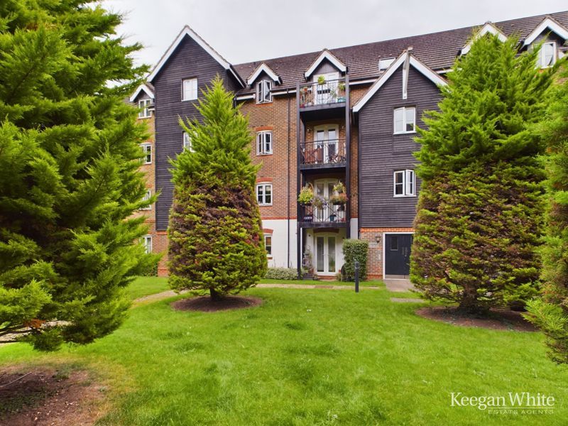 2 bed flat for sale in Fryers Lane, High Wycombe HP12, £235,000
