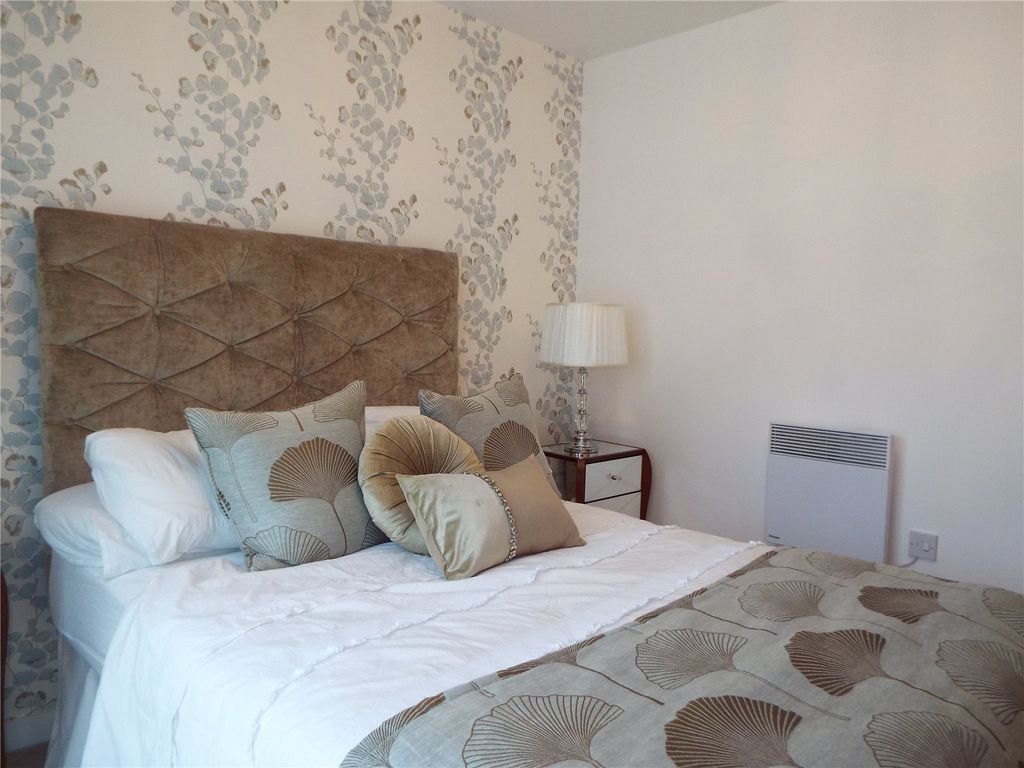 1 bed flat for sale in Quayside, Bute Crescent, Cardiff CF10, £145,000