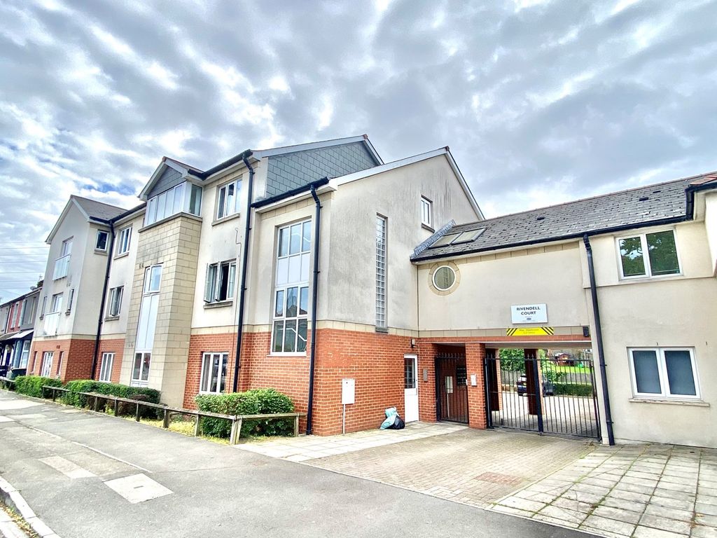 2 bed flat for sale in Corporation Road, Newport NP19, £115,000