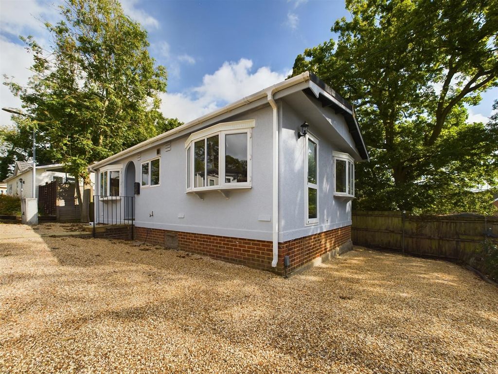 2 bed mobile/park home for sale in Seventh Avenue, Garston Park, Tilehurst, Reading RG31, £169,950