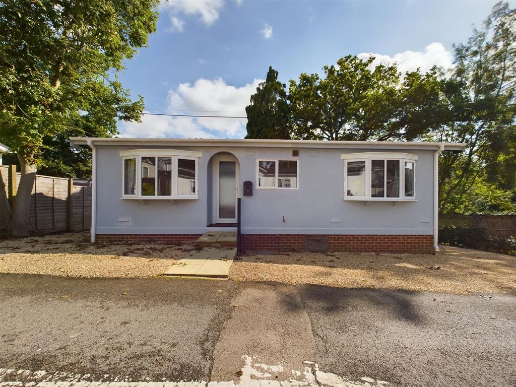 2 bed mobile/park home for sale in Seventh Avenue, Garston Park, Tilehurst, Reading RG31, £169,950