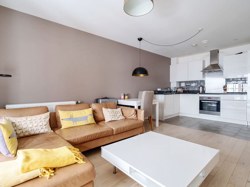 2 bed flat for sale in Cross Street, Portsmouth PO1, £230,000