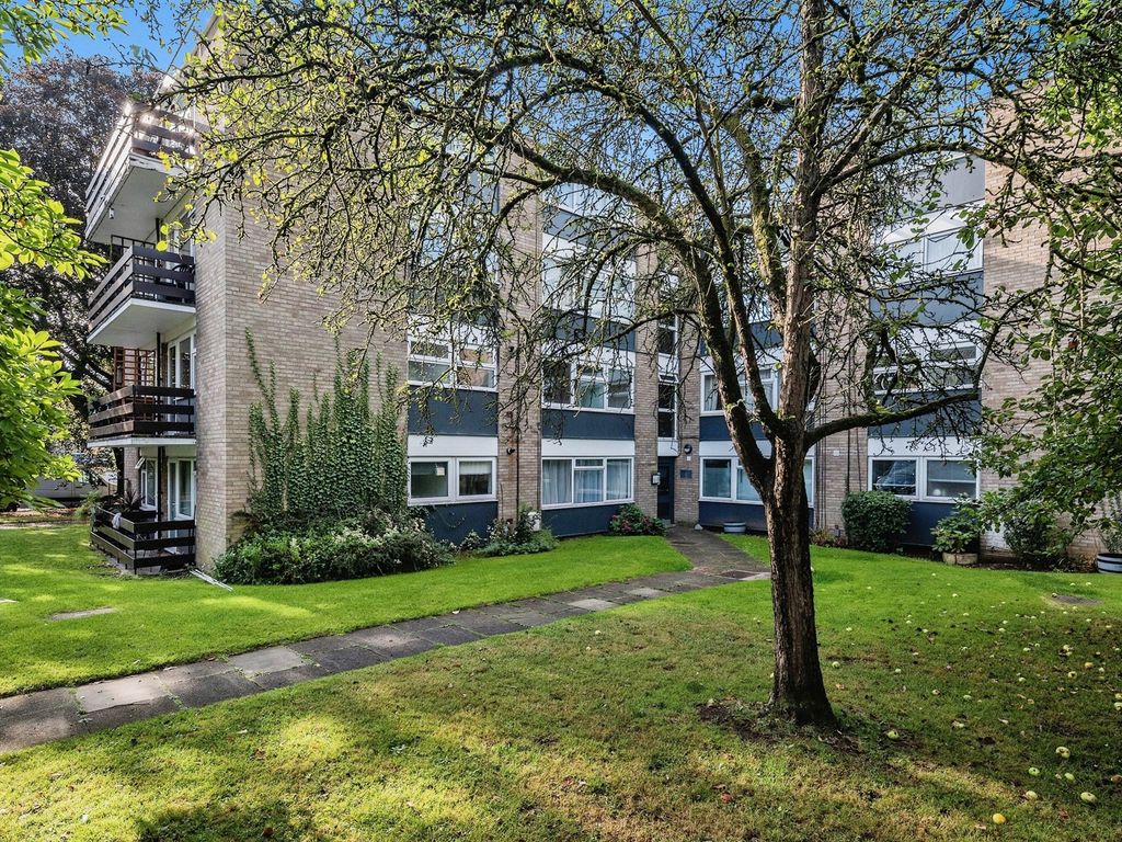 2 bed flat for sale in Abbots Park, St.Albans AL1, £300,000