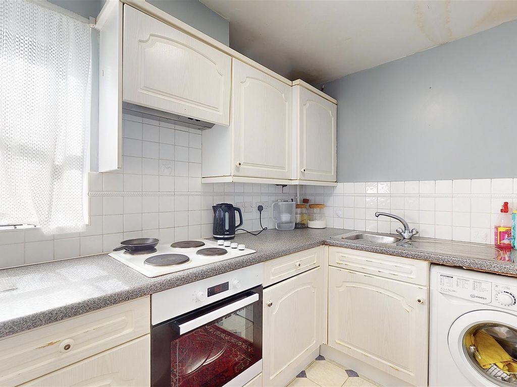 1 bed flat for sale in Malting Way, Isleworth TW7, £280,000