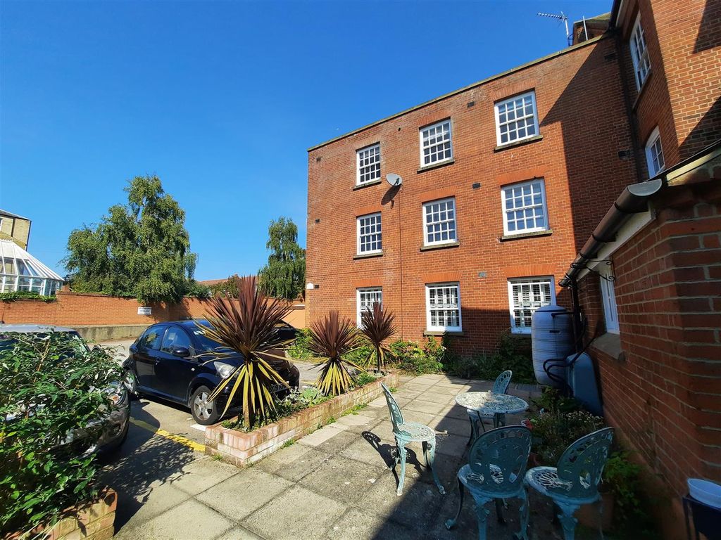 2 bed flat for sale in Henley Road, Ipswich IP1, £160,000
