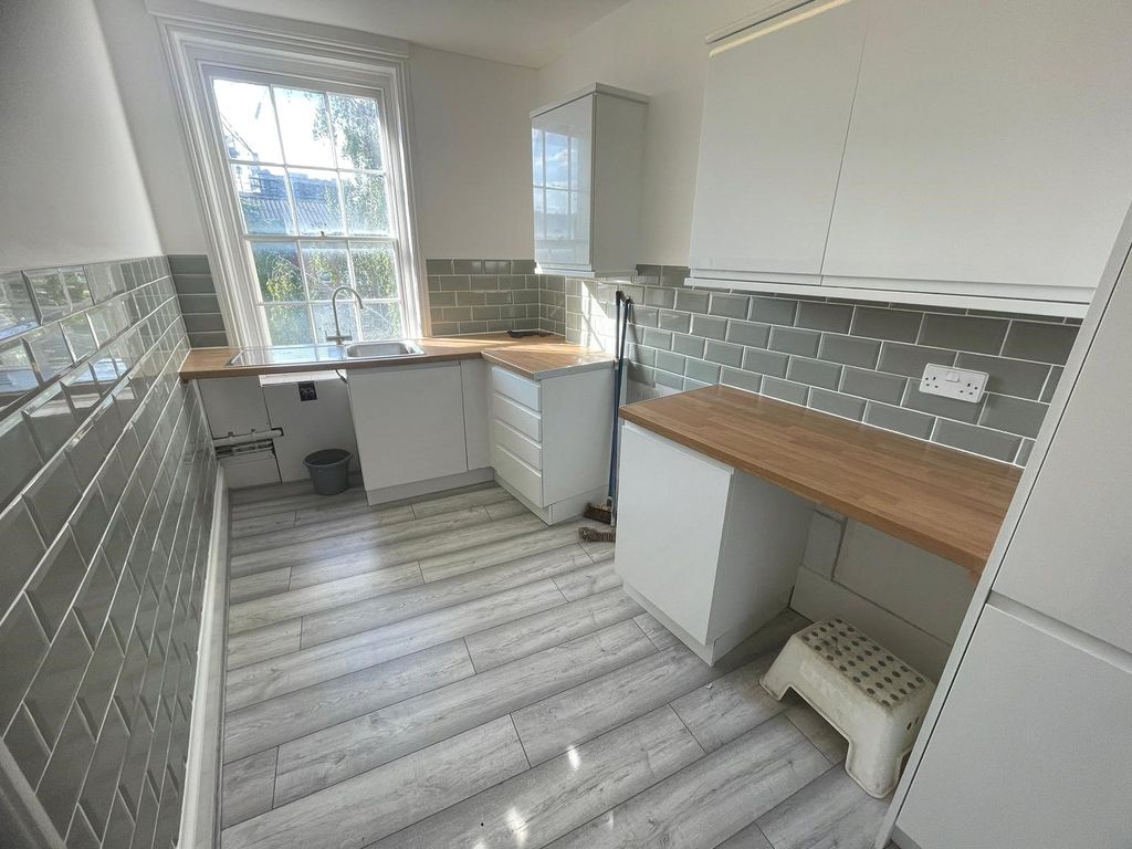 2 bed flat for sale in Harmer Street, Gravesend, Kent DA12, £170,000