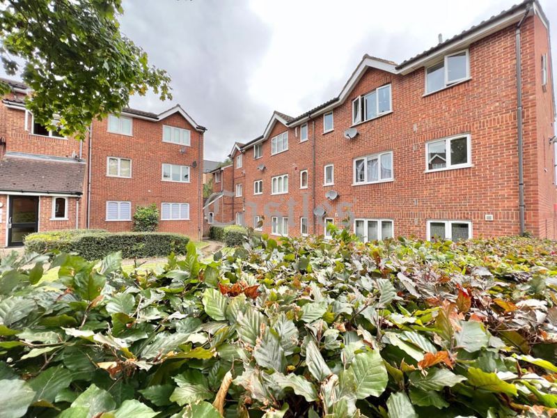 1 bed flat for sale in Howard Close, Waltham Abbey, Essex EN9, £155,000