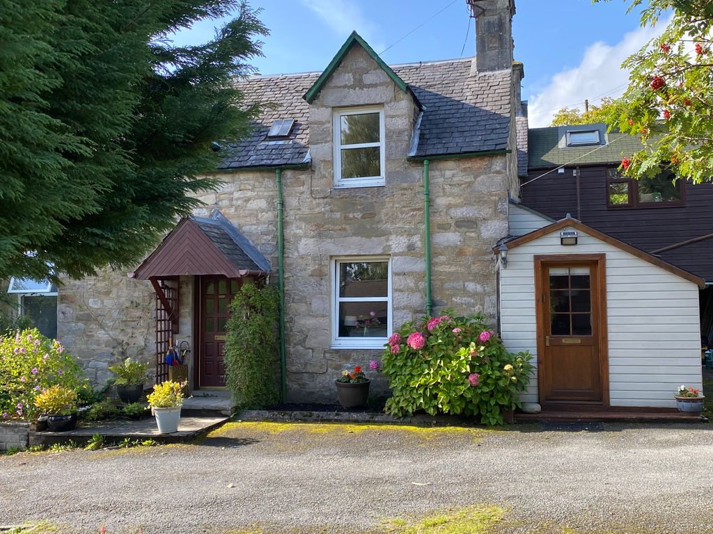 2 bed end terrace house for sale in Lower Oakfield, Pitlochry PH16, £185,000
