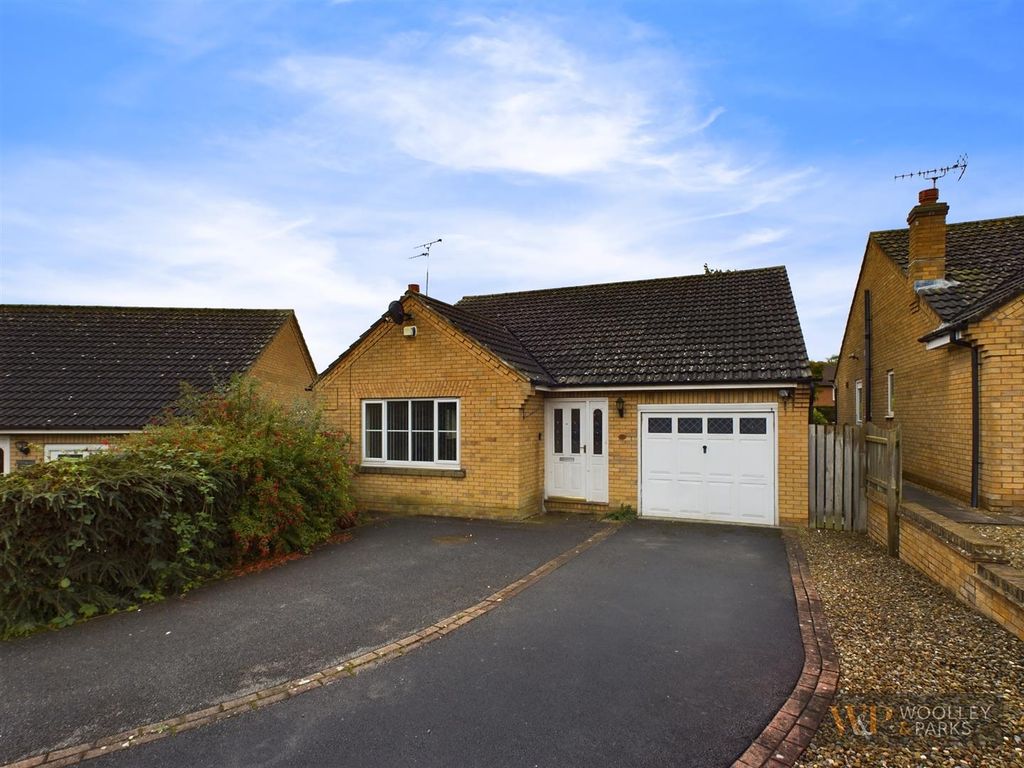 2 bed detached bungalow for sale in Northfield Close, Driffield YO25, £230,000