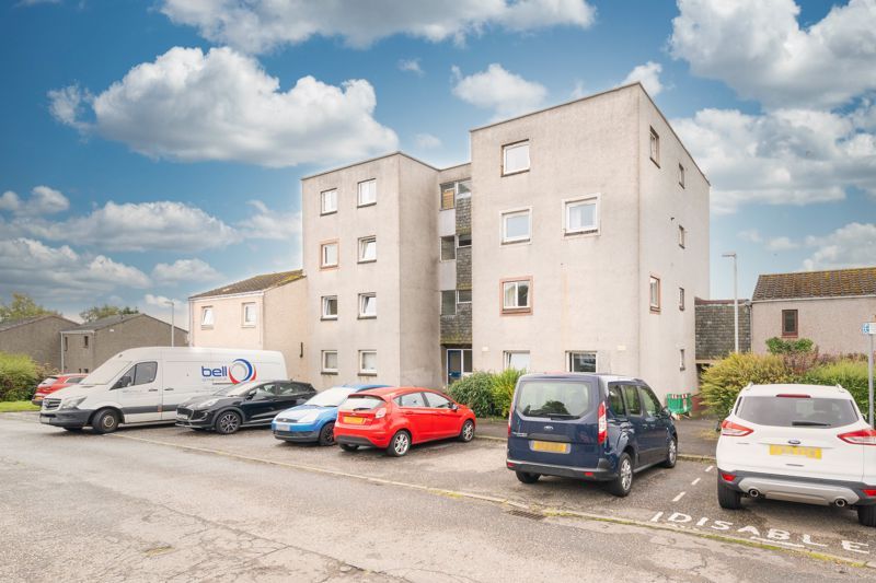 2 bed flat for sale in Carlyle Lane, Dunfermline KY12, £95,000