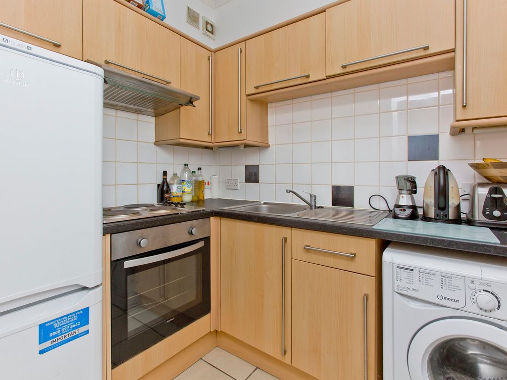 2 bed flat for sale in 17 Station Road, Kelty KY4, £60,000