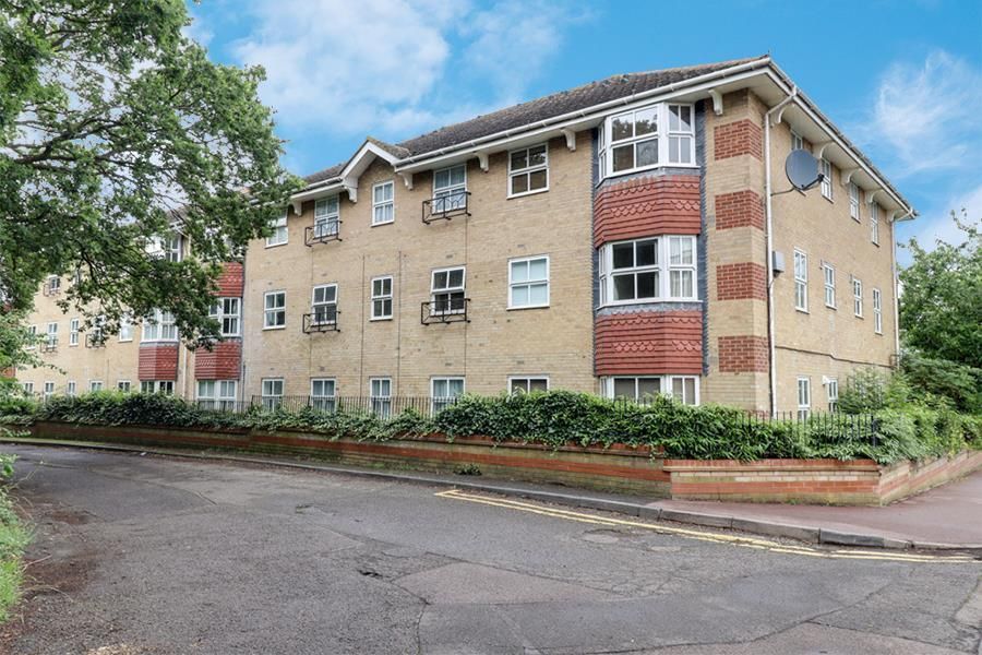 1 bed flat for sale in Wayletts, Leigh-On-Sea SS9, £140,000