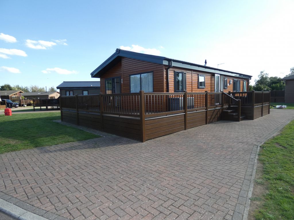 2 bed lodge for sale in Seaview Avenue, West Mersea, Colchester CO5, £150,000