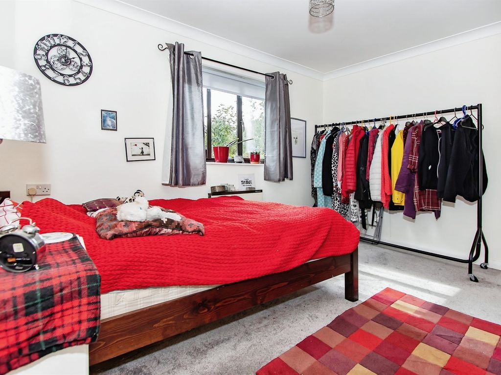 2 bed flat for sale in King Edmund Court, Gillingham SP8, £145,000