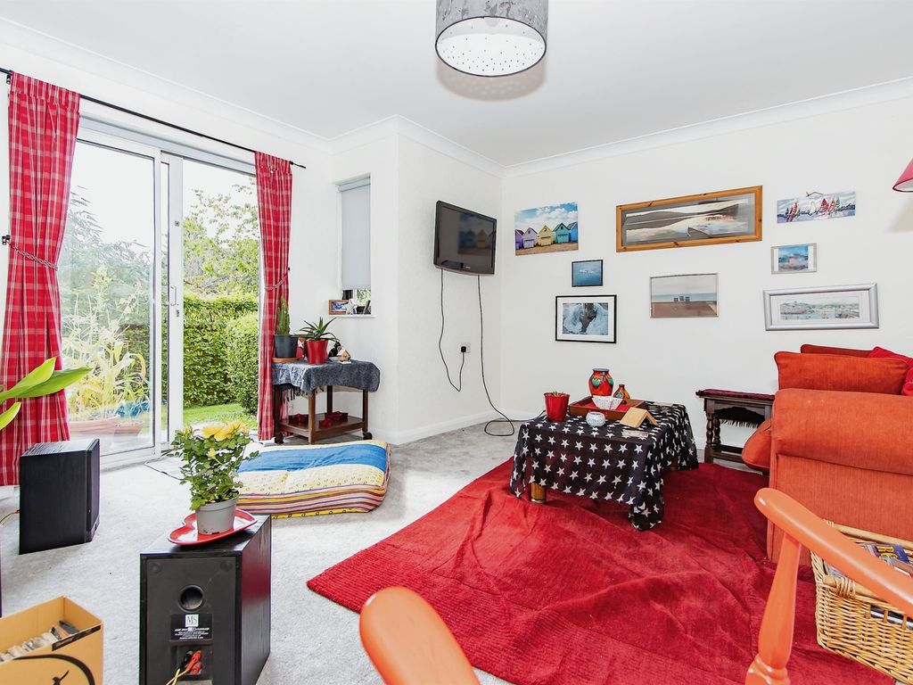 2 bed flat for sale in King Edmund Court, Gillingham SP8, £145,000