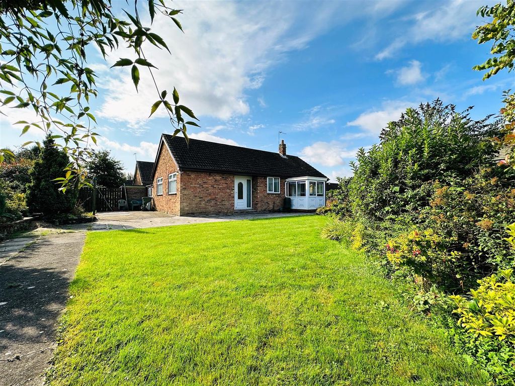 3 bed detached bungalow for sale in St. Stephens Crescent, Gilberdyke, Brough HU15, £210,000