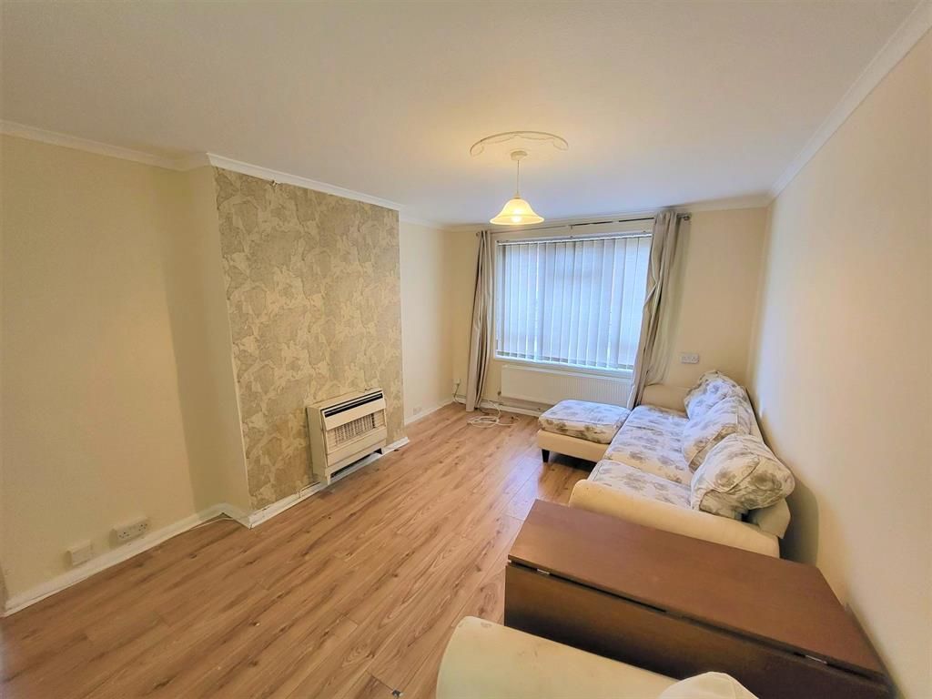 2 bed maisonette for sale in Marden Road, Manchester M23, £160,000