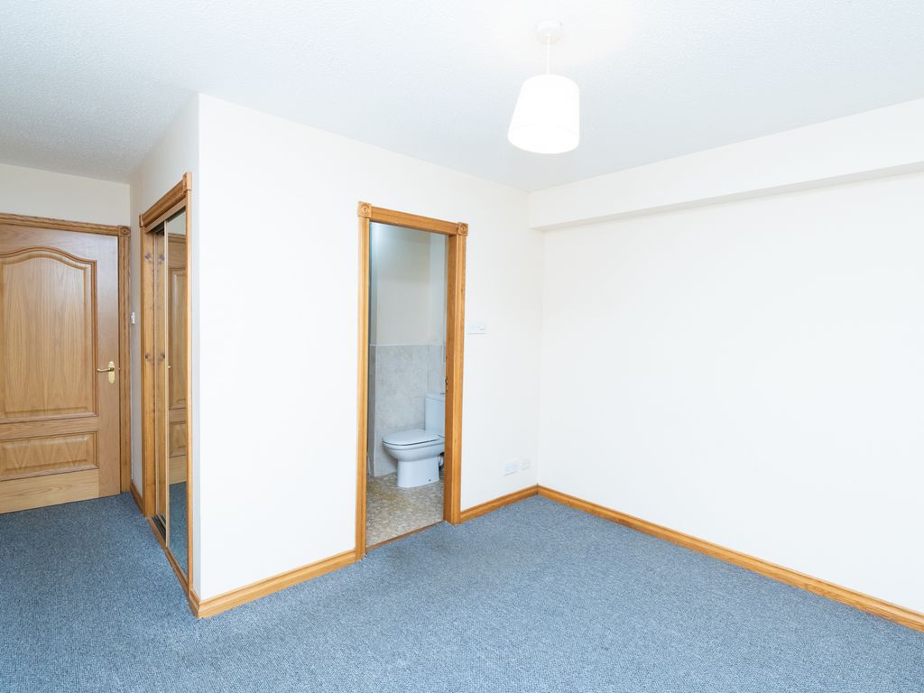 2 bed flat for sale in Newburgh Road, Cupar KY14, £122,000