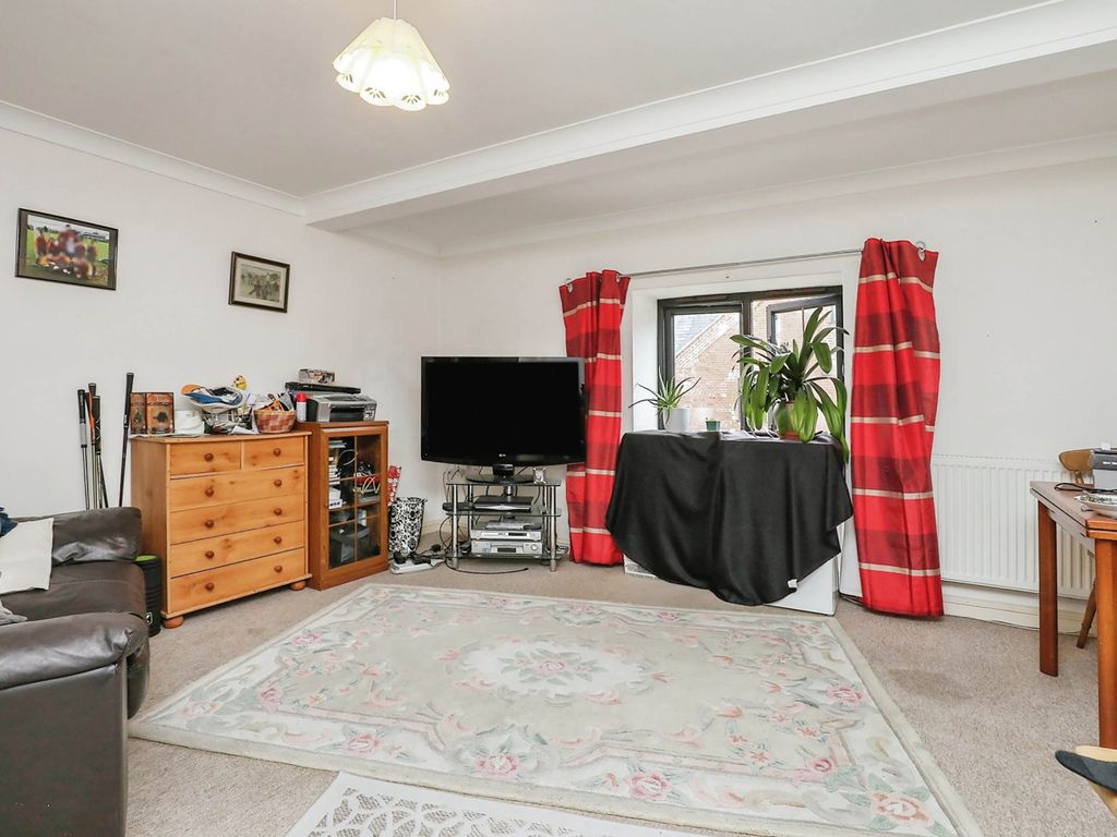 2 bed flat for sale in Dereham NR19, £120,000