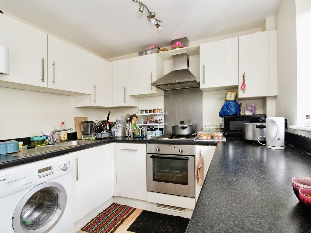 2 bed flat for sale in Overstone Court, Cardiff CF10, £170,000
