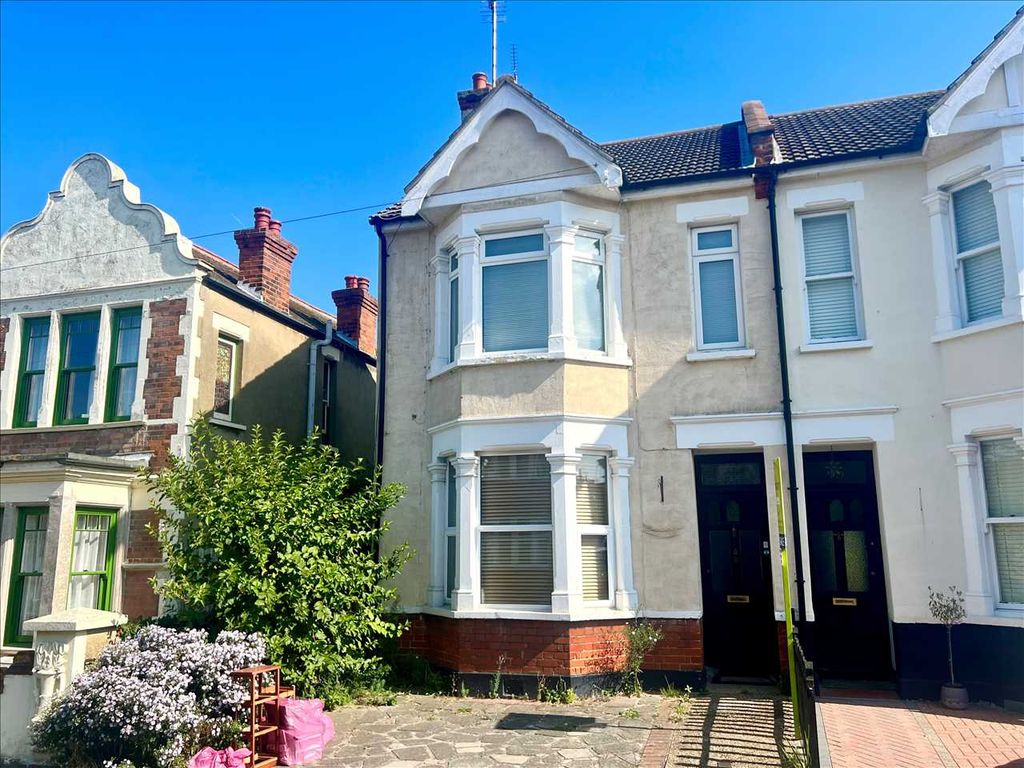 1 bed flat for sale in Fernleigh Drive, Leigh On Sea, Essex SS9, £180,000