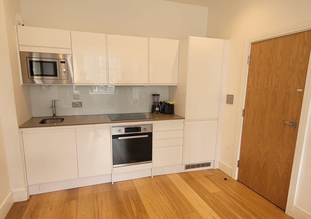 2 bed flat for sale in Flowers Way, Luton LU1, £180,000