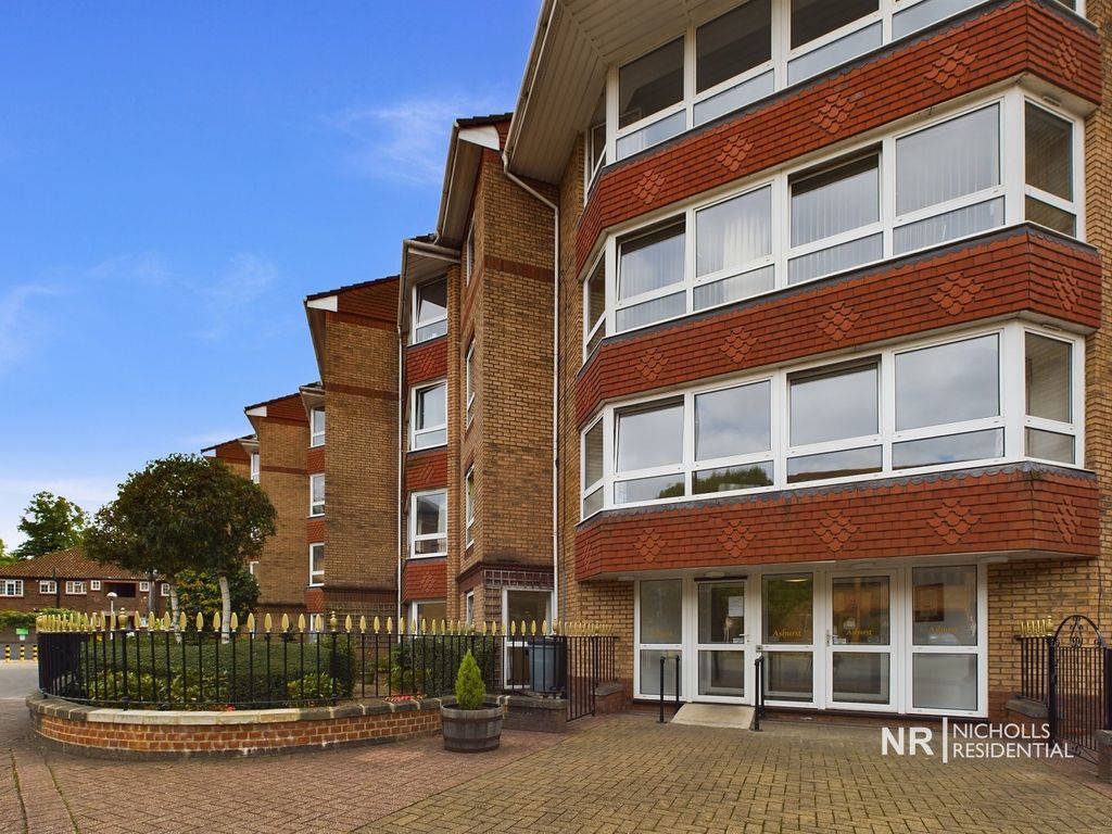 2 bed flat for sale in Ashley Avenue, Epsom, Surrey. KT18, £230,000