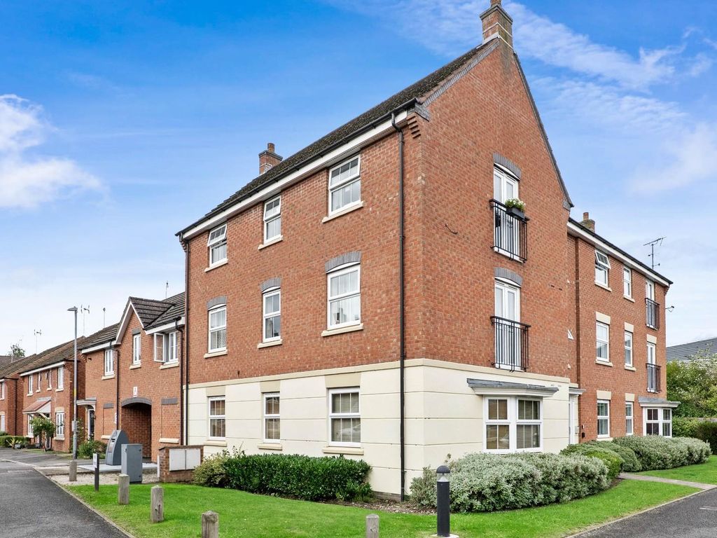 2 bed flat for sale in Pitchcombe Close, Redditch B98, £140,000