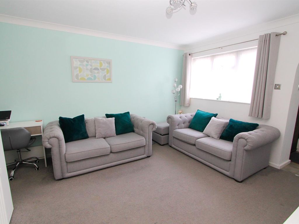 1 bed maisonette for sale in Sunkist Way, Wallington SM6, £265,000