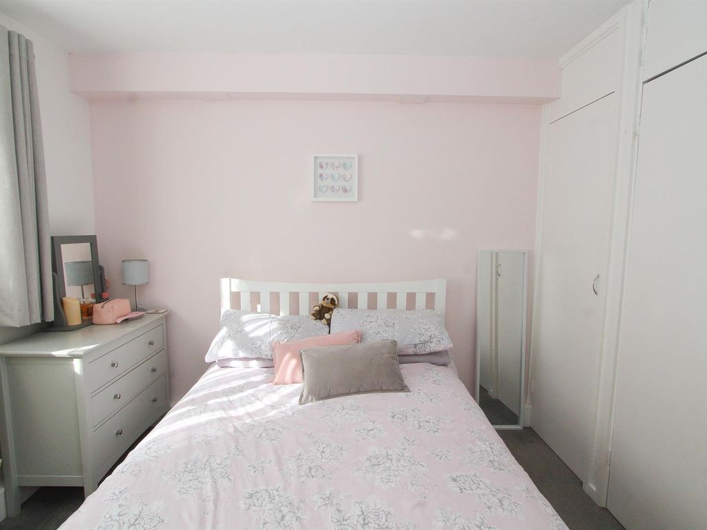 1 bed maisonette for sale in Sunkist Way, Wallington SM6, £265,000