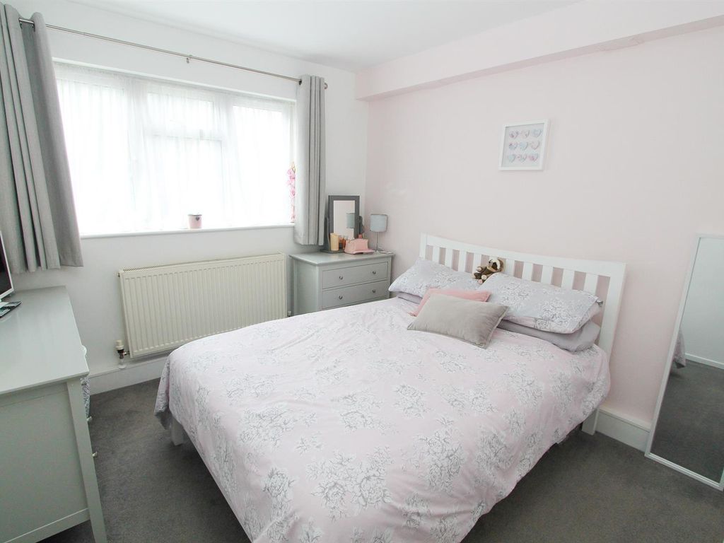 1 bed maisonette for sale in Sunkist Way, Wallington SM6, £265,000