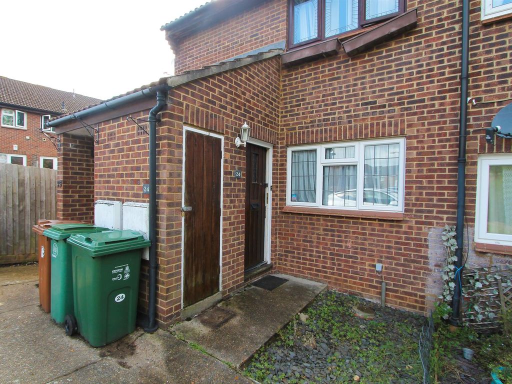 1 bed maisonette for sale in Sunkist Way, Wallington SM6, £265,000