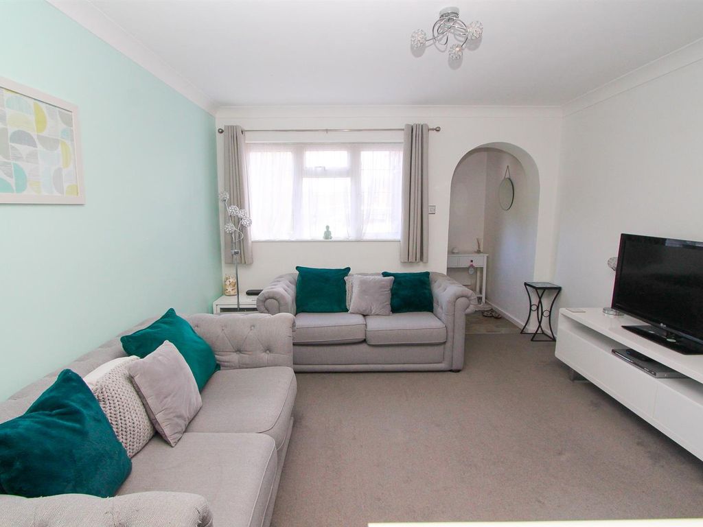 1 bed maisonette for sale in Sunkist Way, Wallington SM6, £265,000