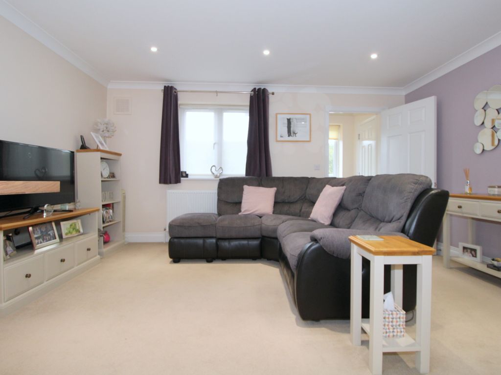 1 bed maisonette for sale in Ashmead Close, Ashford TW15, £239,950