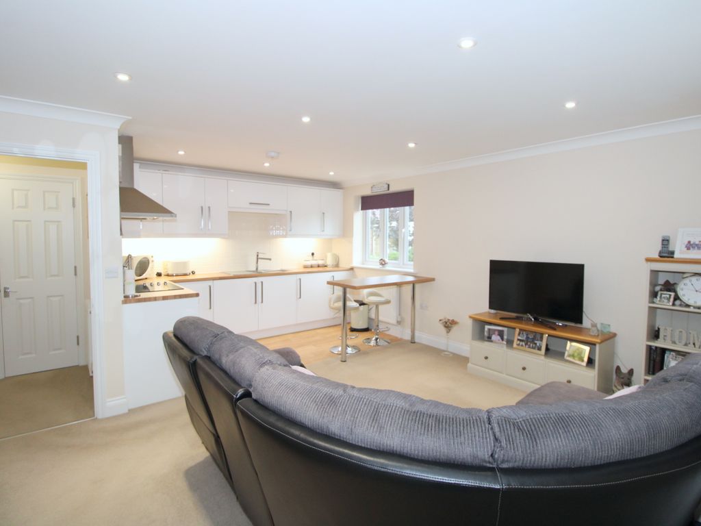 1 bed maisonette for sale in Ashmead Close, Ashford TW15, £239,950