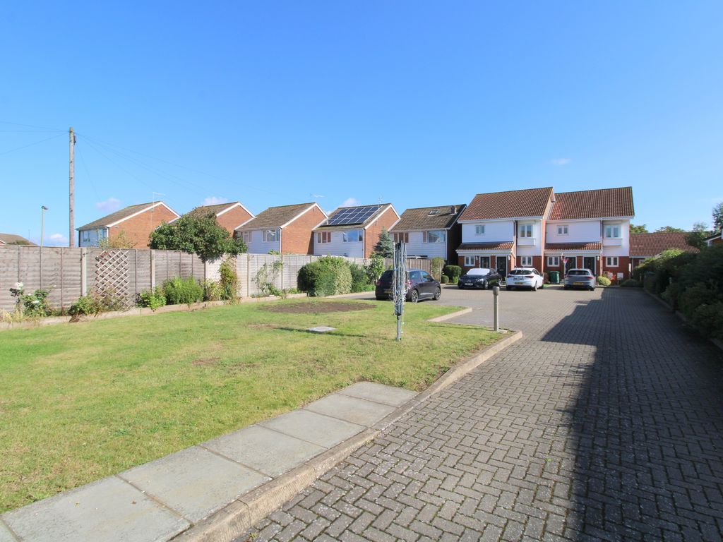 1 bed maisonette for sale in Ashmead Close, Ashford TW15, £239,950