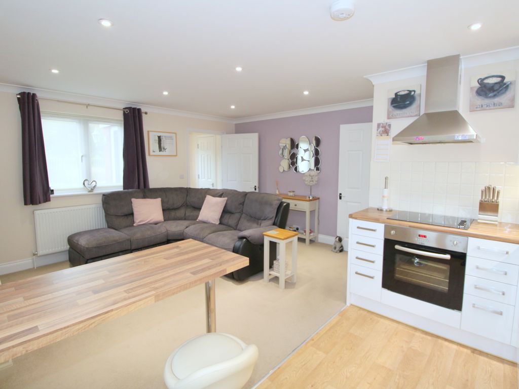 1 bed maisonette for sale in Ashmead Close, Ashford TW15, £239,950