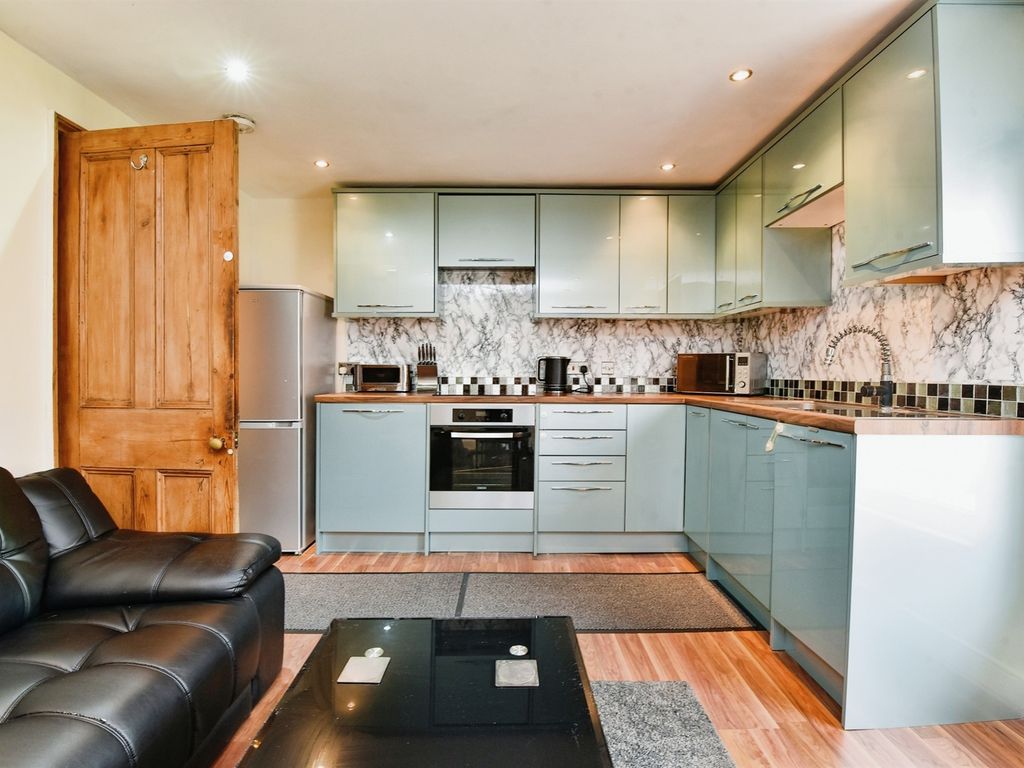 1 bed flat for sale in West Street, Trowbridge BA14, £115,000