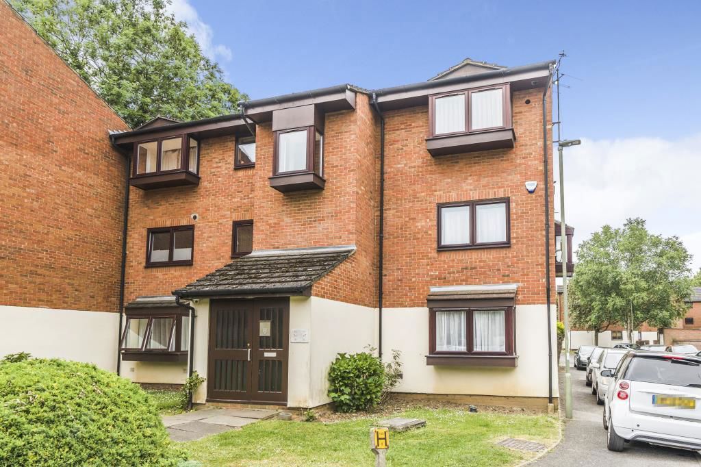 2 bed flat for sale in Wheatley Close, London NW4, £300,000