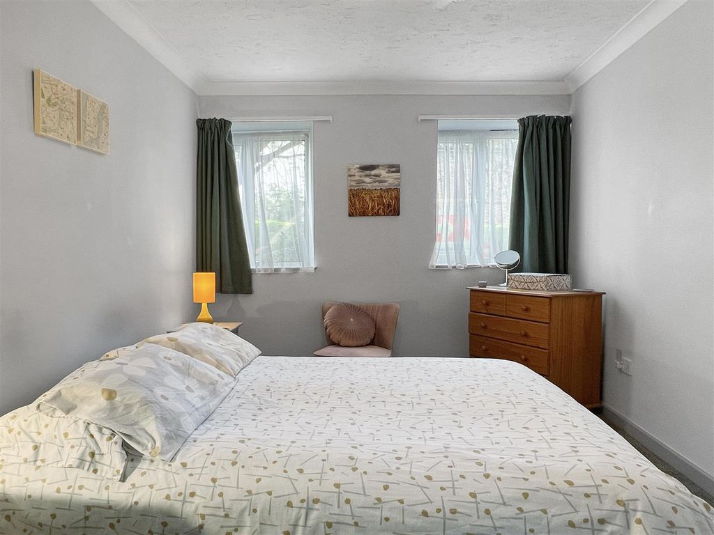 2 bed maisonette for sale in Whitehill Road, Cambridge CB5, £330,000