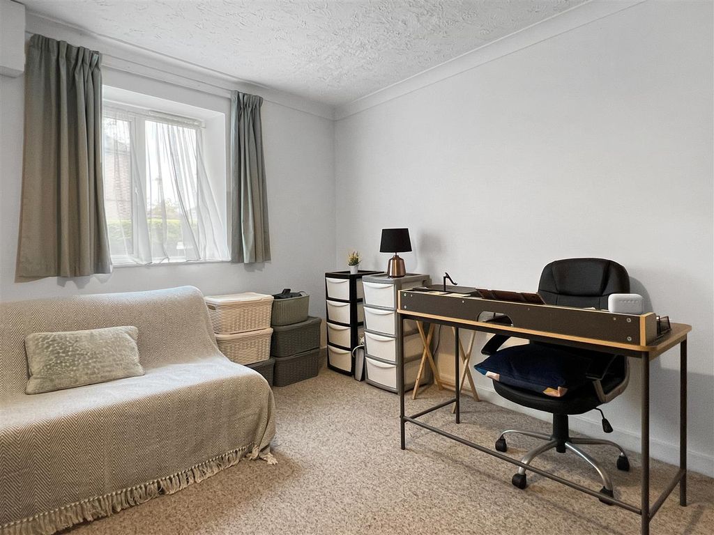 2 bed maisonette for sale in Whitehill Road, Cambridge CB5, £330,000