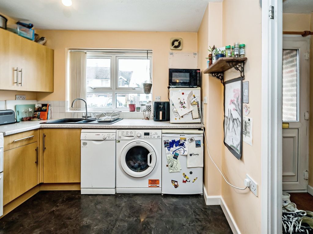 2 bed terraced house for sale in Warwick Row, Aylesbury HP20, £130,000