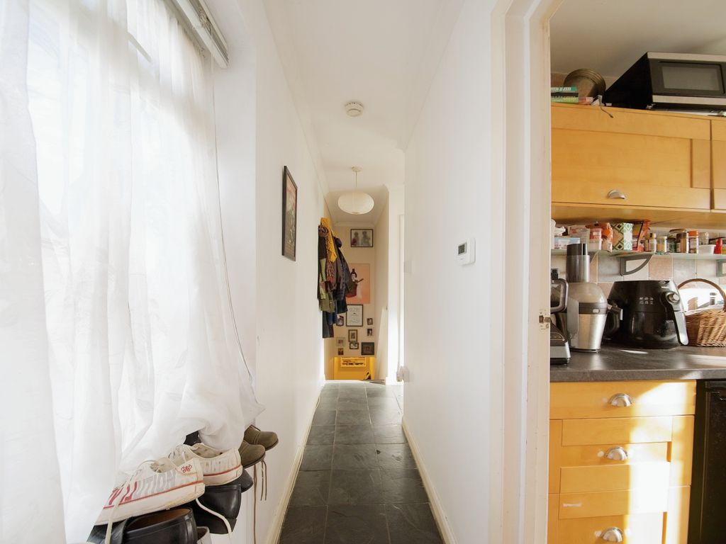 1 bed flat for sale in Kingshead Hill, London E4, £270,000