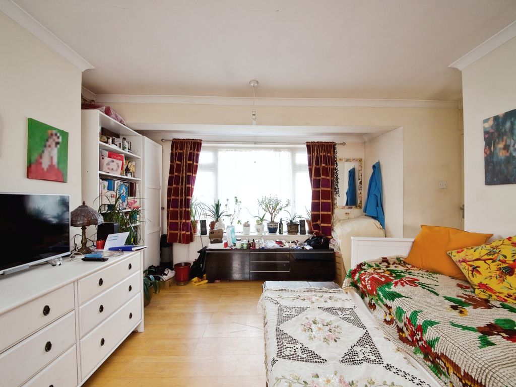 1 bed flat for sale in Kingshead Hill, London E4, £270,000