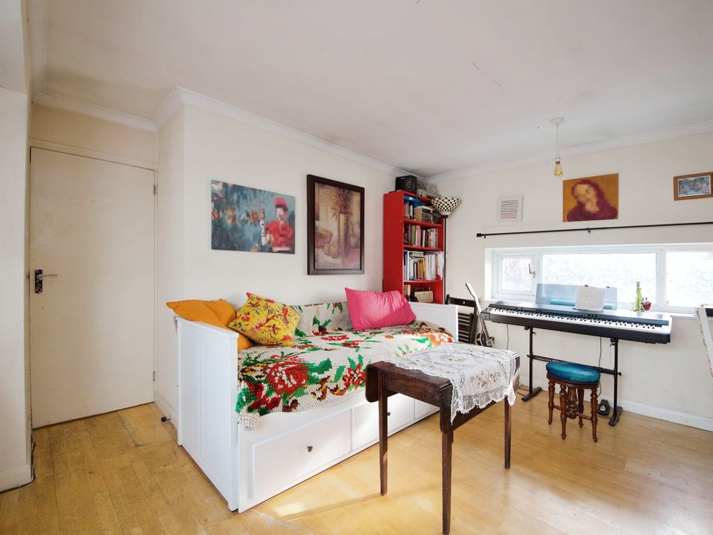 1 bed flat for sale in Kingshead Hill, London E4, £270,000