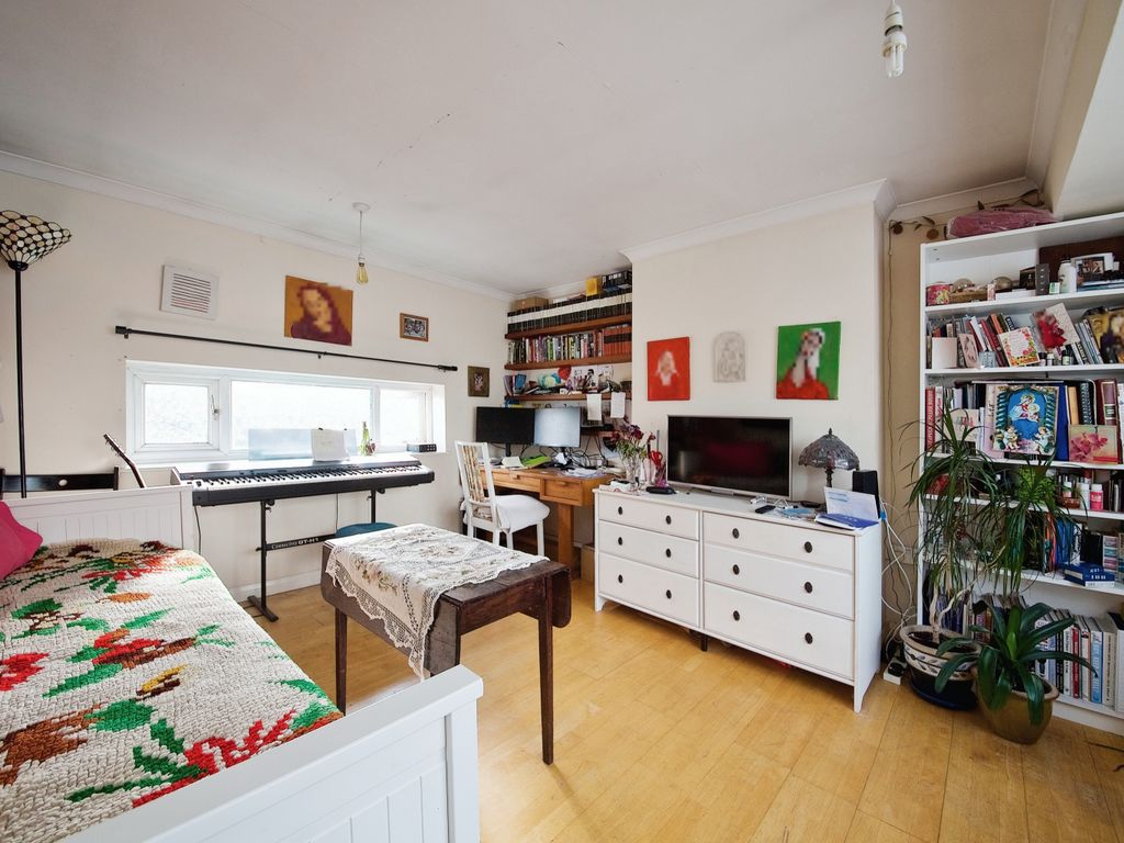 1 bed flat for sale in Kingshead Hill, London E4, £270,000