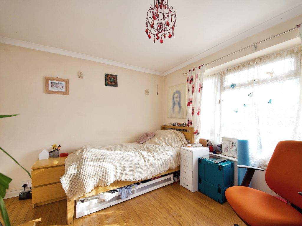 1 bed flat for sale in Kingshead Hill, London E4, £270,000