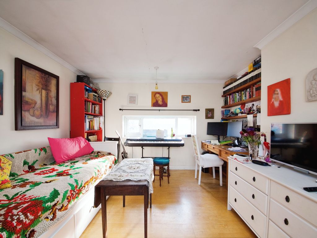 1 bed flat for sale in Kingshead Hill, London E4, £270,000